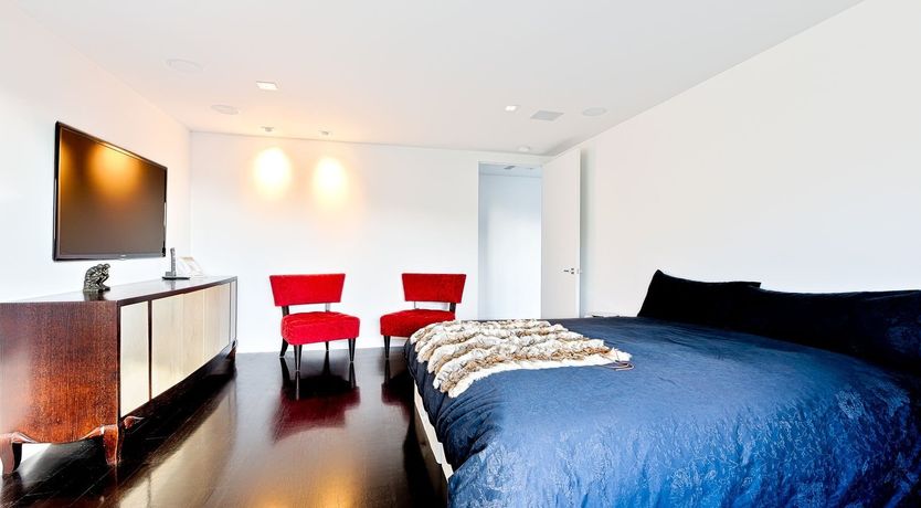 Photo of Fly Famous Mockingbird