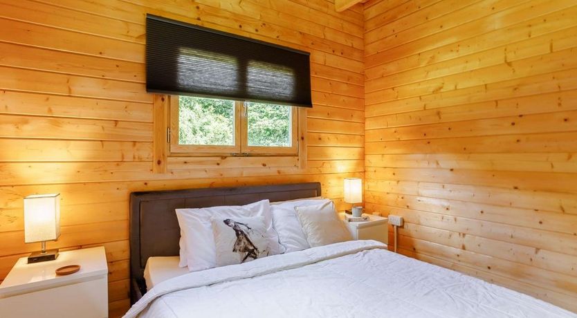 Photo of 2 Bed in Whitstone