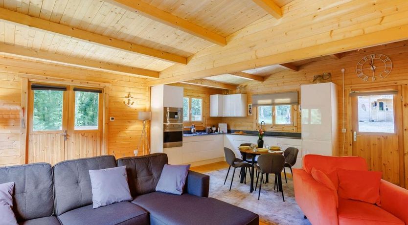 Photo of 2 Bed in Whitstone