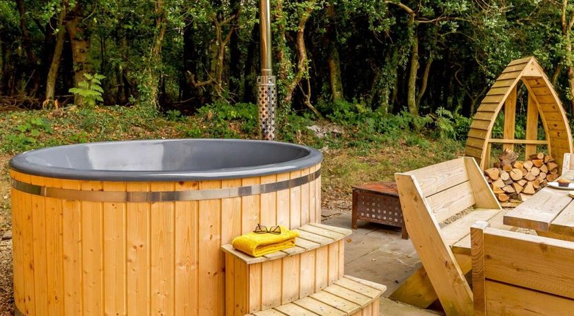 Photo of 2 Bed in Whitstone