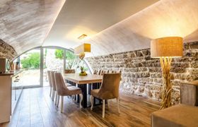 Stone & Earth Holiday Home
