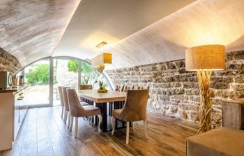 Stone & Earth Holiday Home