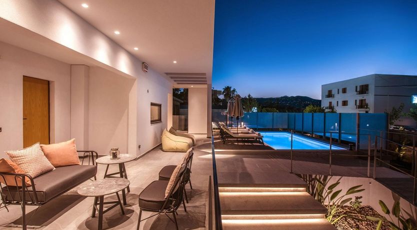 Photo of The Parrot's Perch