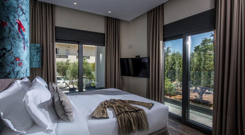 Photo of The Parrot's Perch