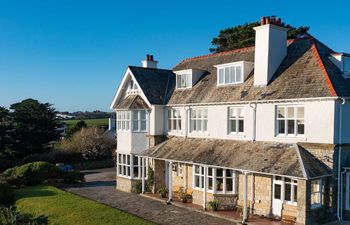 Peeking at the Bay Holiday Cottage