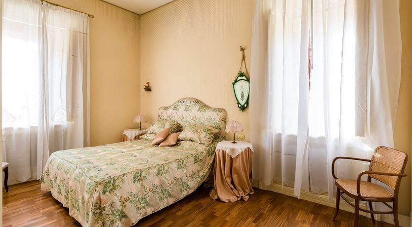 Photo of Florals & Antiques