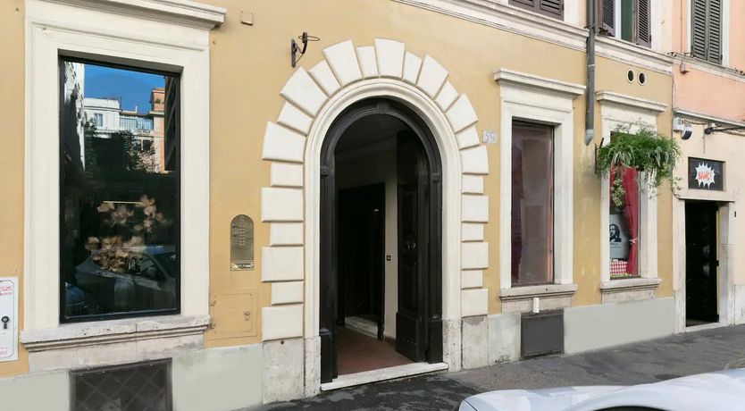 Photo of Tardis by the Tiber