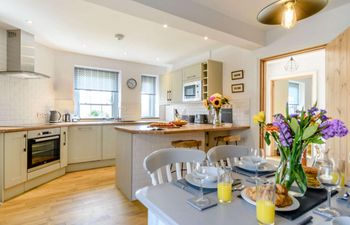 2 Bed in Tenby Holiday Cottage