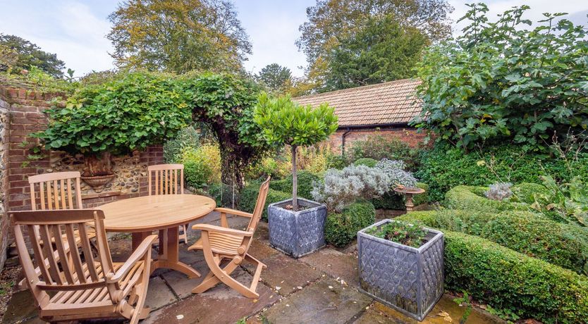 Photo of Ruffle Collar