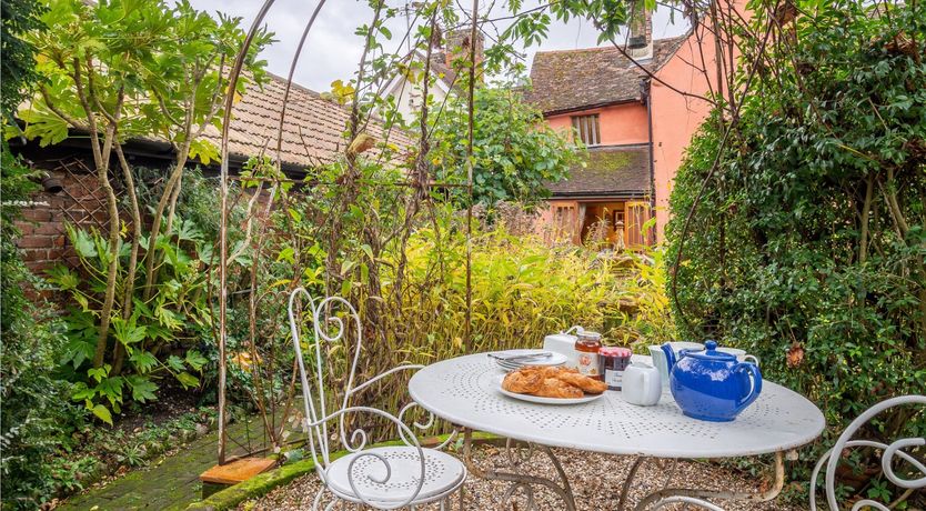 Photo of Ruffle Collar