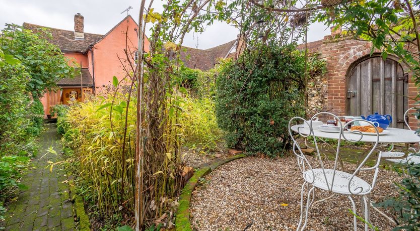 Photo of Ruffle Collar