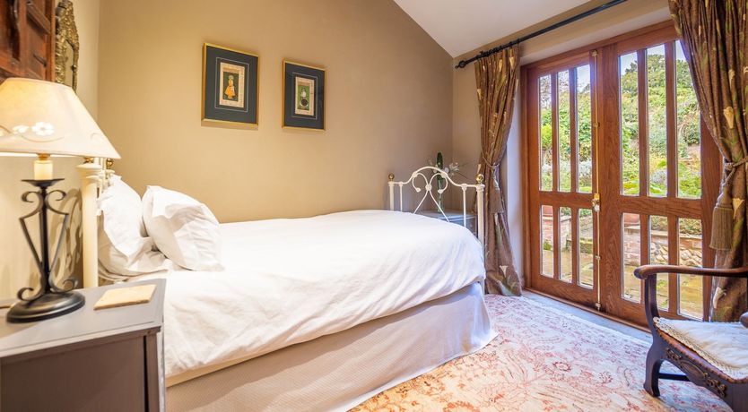 Photo of Ruffle Collar