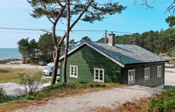 Nesholmen Holiday Home