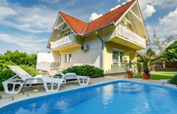 Edina (SZA115) Holiday Home