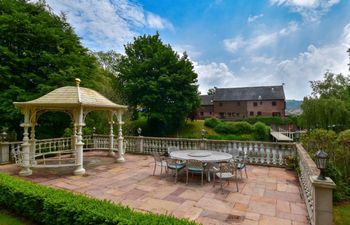4 Bed in Newtown Holiday Cottage