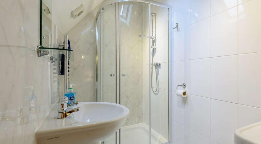 Photo of 4 Bed in Newtown