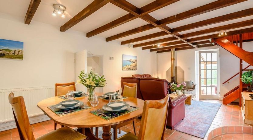 Photo of 2 Bed in Login