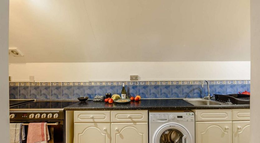 Photo of 2 Bed in Login