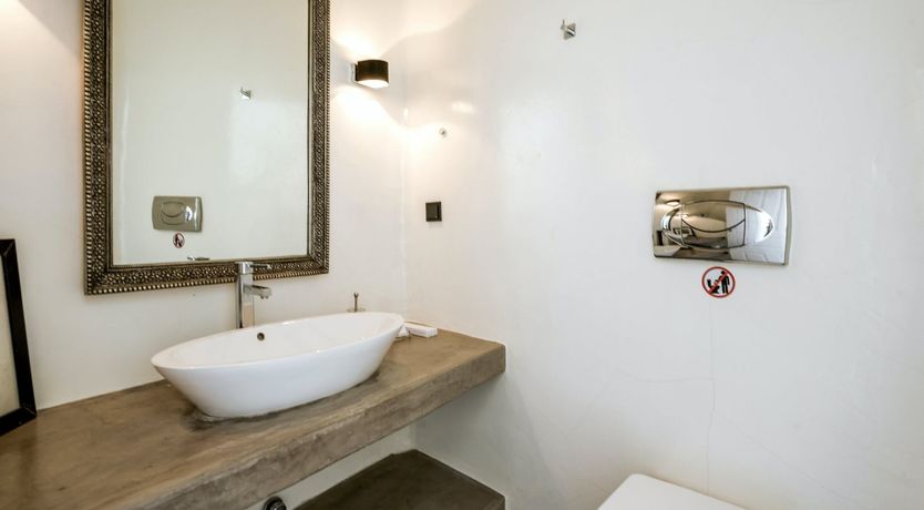 Photo of Zeus’ Kiss