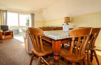 27 The Manor Holiday Cottage