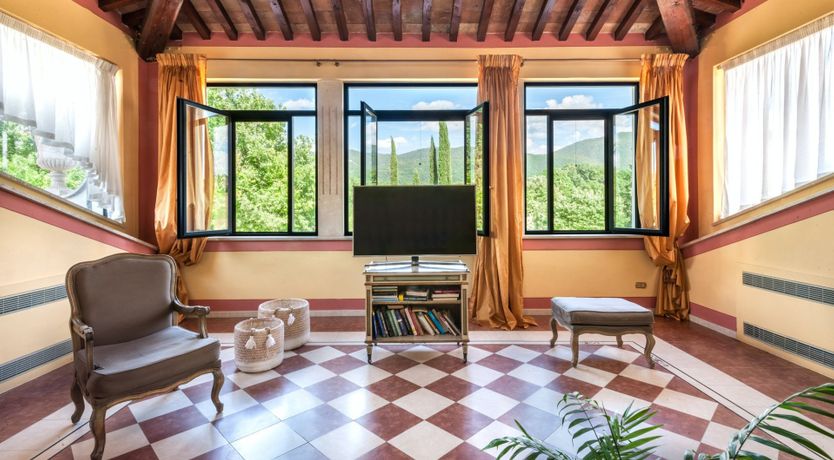 Photo of Heraldic Crest