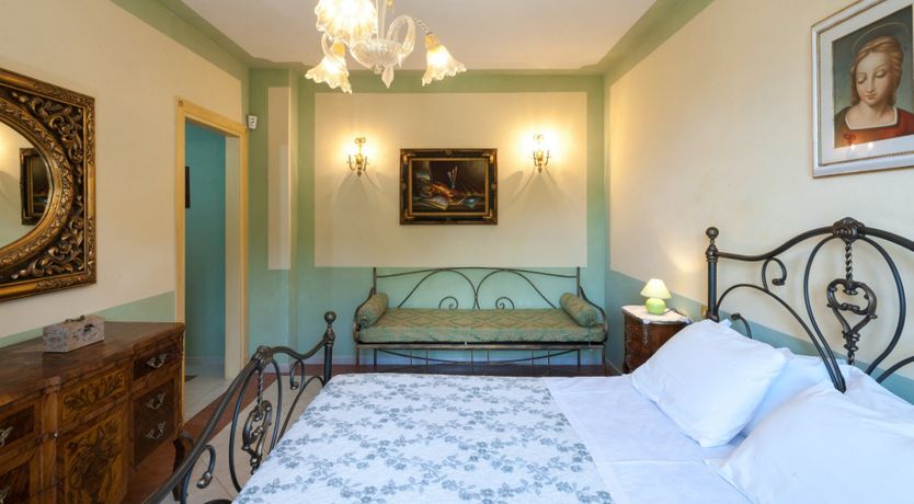 Photo of Heraldic Crest