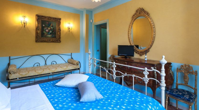 Photo of Heraldic Crest