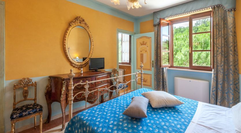 Photo of Heraldic Crest