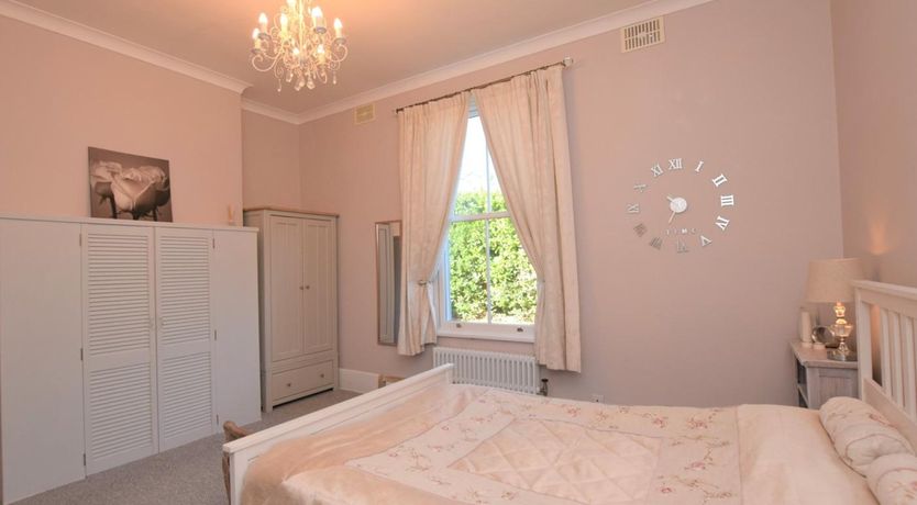 Photo of 5 Bed in Sandown