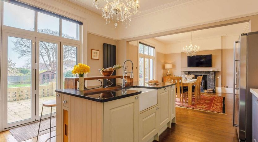 Photo of 5 Bed in Sandown