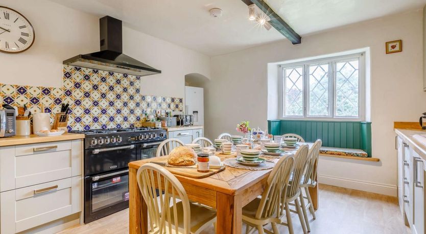 Photo of 5 Bed in Dorchester