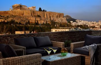 Under The Eye of The Parthenon Apartment