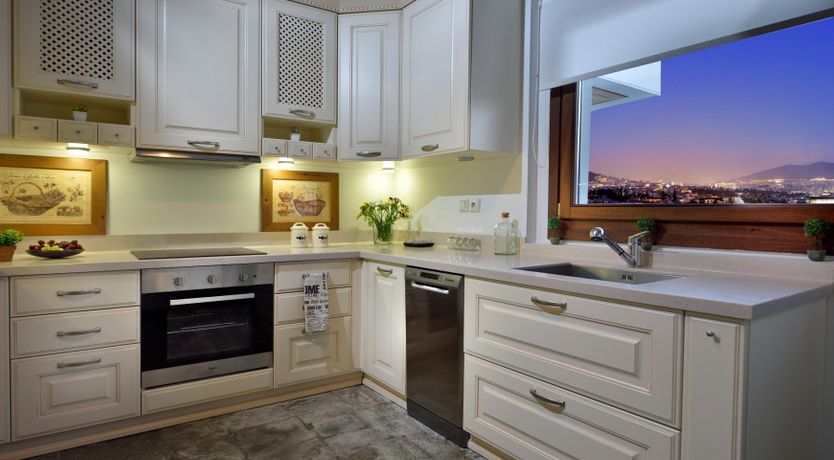 Photo of Under The Eye of The Parthenon