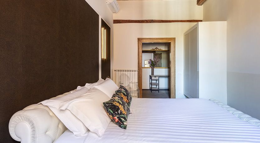 Photo of The Peddler & The Lady