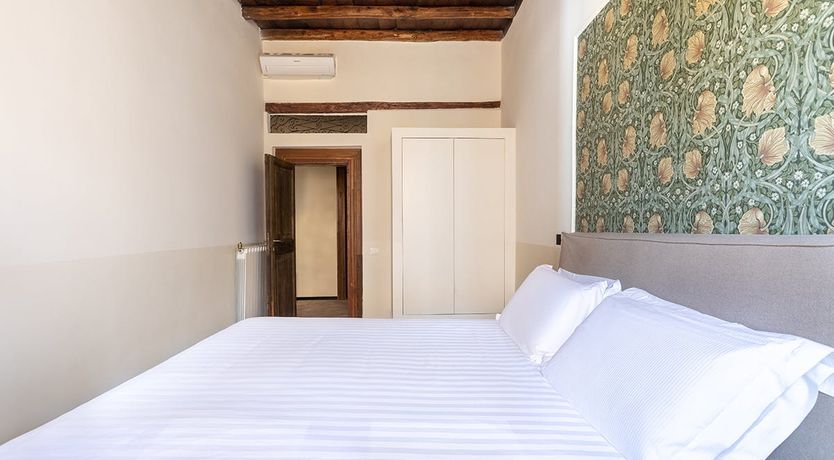 Photo of The Peddler & The Lady