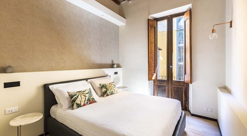 Photo of The Peddler & The Lady