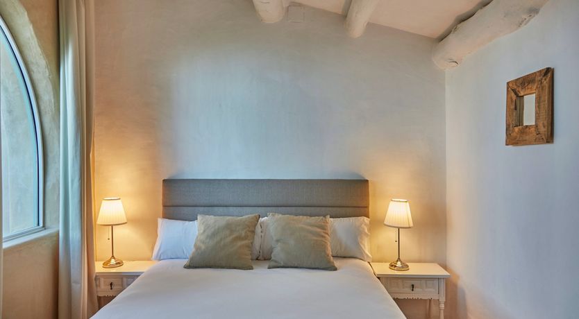 Photo of Farmhouse in Bloom