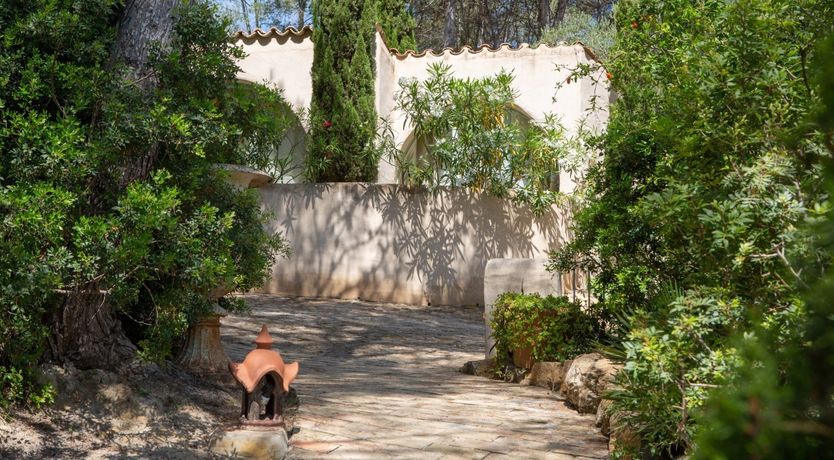 Photo of Farmhouse in Bloom