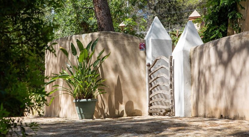 Photo of Farmhouse in Bloom