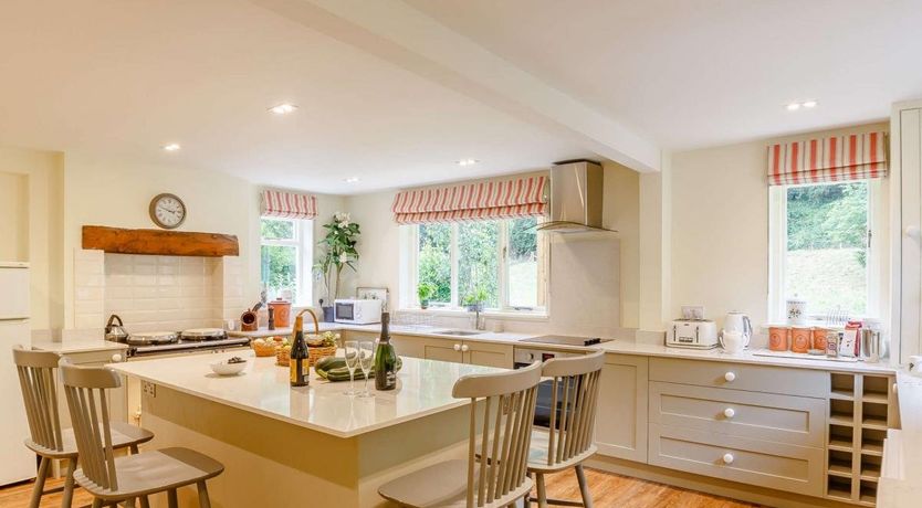 Photo of 4 Bed in Lawnt