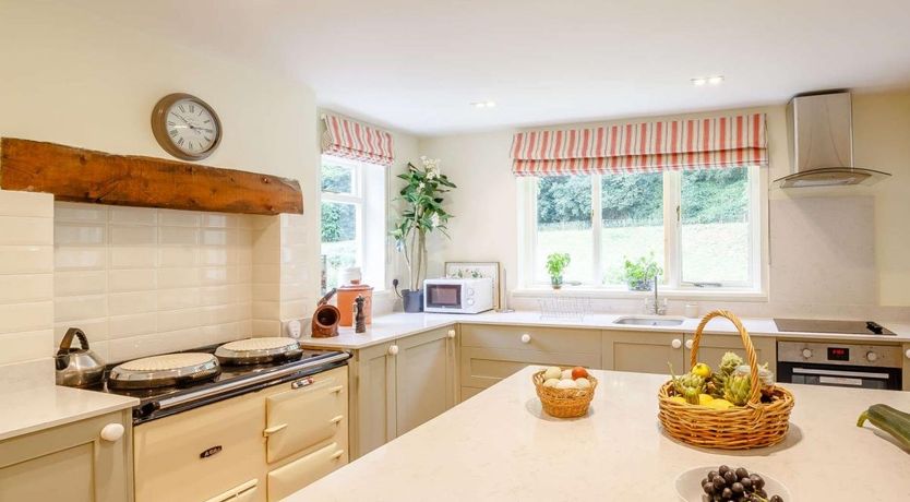 Photo of 4 Bed in Lawnt