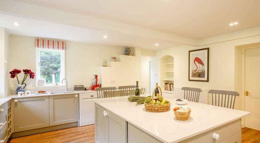 Photo of 4 Bed in Lawnt