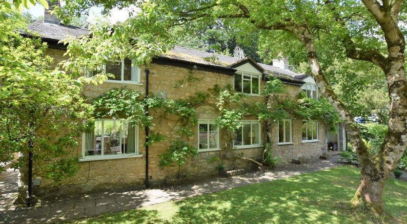 Photo of 4 Bed in Lawnt