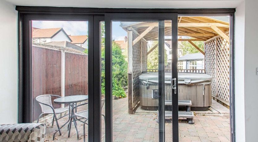 Photo of 6 Bed in Rhos on Sea