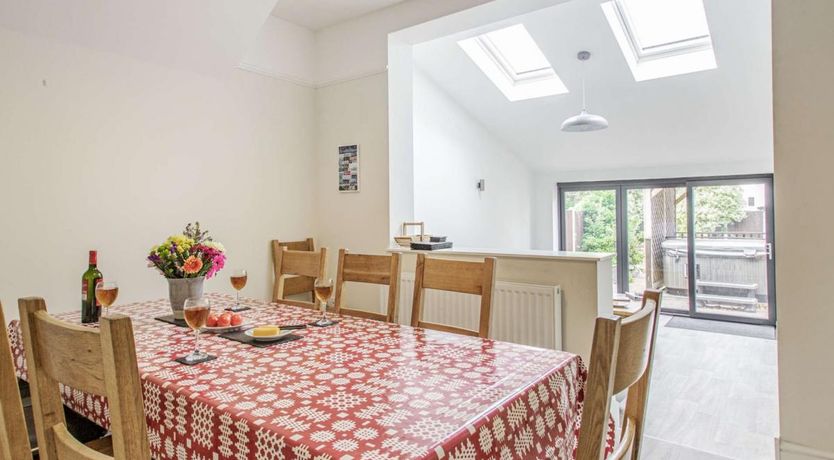 Photo of 6 Bed in Rhos on Sea