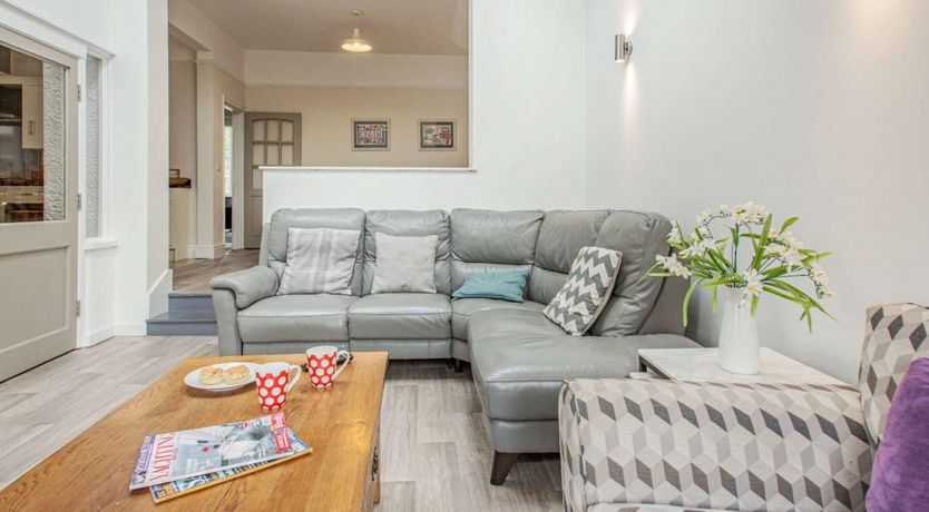 Photo of 6 Bed in Rhos on Sea