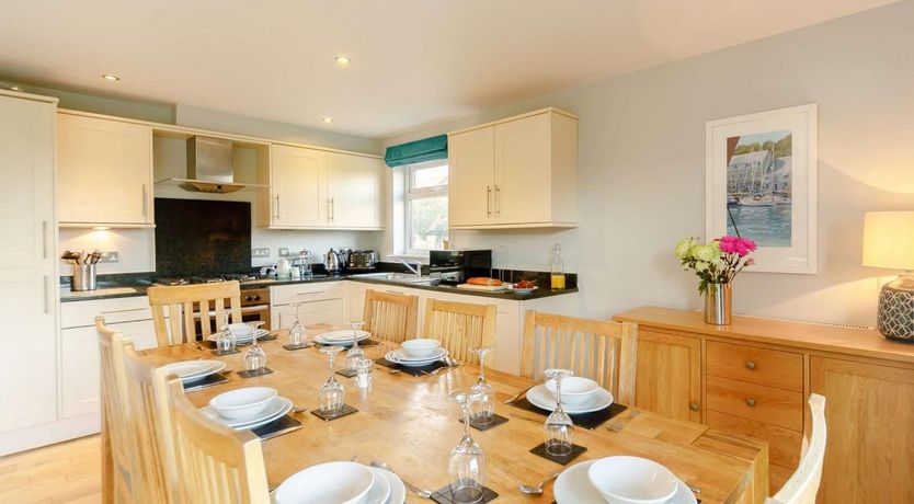 Photo of 4 Bed in Winnards Perch