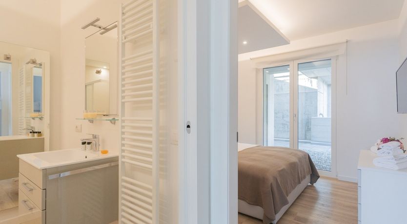 Photo of Pearl on the Lake