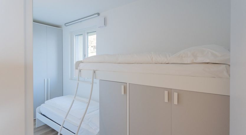 Photo of Pearl on the Lake