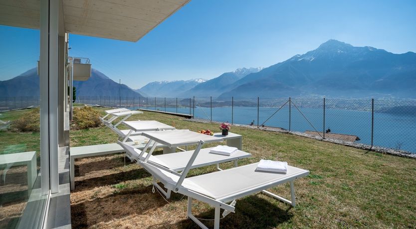 Photo of Pearl on the Lake